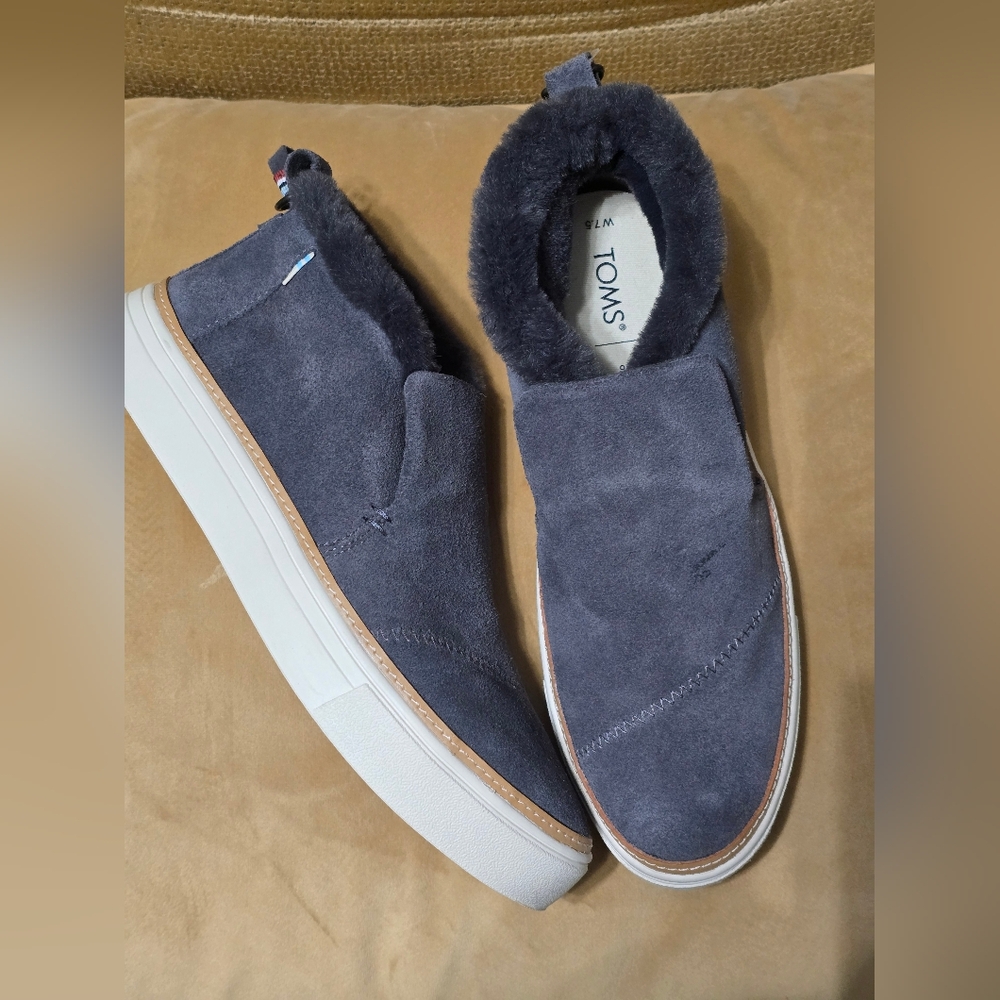 TOMS Women Gray Suede Slip-On Shoes Size 7.5